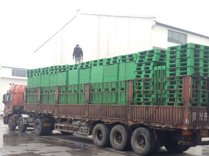 冒雨裝車(chē)，綠色托盤(pán)墊板裝車(chē)發(fā)走